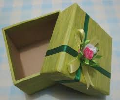 Banyak kertas di lingkungan kita yang sudah tidak terpakai, kita buang begitu saja. Cara Mudah Membuat Kotak Kado Dari Karton Bekas Griya Tas Kertas