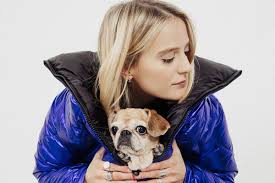 Marie Papillon : La copine d'Angèle dévoile une collection de doudounes  assorties pour maîtres et chiens