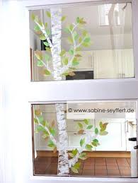 diy bastelidee fur den fruhling birke als fensterdeko mit kreidestift und papier basteln basteln fruhling fenster basteln fruhling fensterdeko fensterdeko