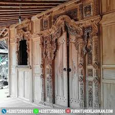 Rumah joglo tidak hanya menjadi rumah adat khas dari jawa tengah, melainkan juga menjadi khas rumah adat di yogyakarta dan jawa timur. Pin Oleh Furniture Klasikan Com Di Rumah Limasan Joglo Traditional Jawa Houses Rumah Rumah Kayu Pintu Kayu