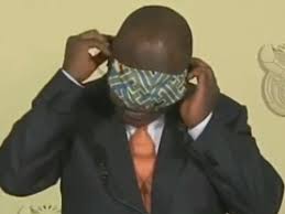 Последние твиты от cyril ramaphosa 🇿🇦 #staysafe (@cyrilramaphosa). Masken Problem Sudafrikas Prasident Kampft Im Live Tv Mit Schutzmaske Welt Vol At