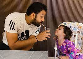 Ms dhoni daughter ziva dhoni taking rishabh pant hindi lessons. Ipl 2020 All Set For Samaira S Second Ipl Rohit Sharma Leaves For Uae With His Family