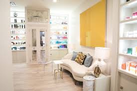 On the street of southwest wilshire boulevard and street number is 951. Vaunted Texas Stylist To Open Namesake Salon In Dallas Highland Park Village