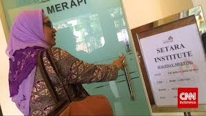 Sman 3 berada di sebelah barat dan sman 5 di dulunya, gedung sman 3 dan 5 adalah hoogere burgerschool te bandoeng (hbs) yaitu sekolah menengah untuk belanda dan kalangan ningrat. Cerita Retno Soal Tradisi Bullying Finansial Di Sman 3