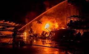 Maybe you would like to learn more about one of these? Faits Divers Un Incendie Spectaculaire Detruit 40 Bateaux Dans Un Port De Marseille