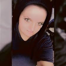 Does Valarie Vasquez work at Showtime Barbershop 2.0?