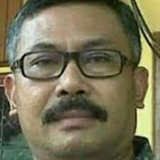 Diriku langsung menarik tangan dan pergi mengambil minuman yang baru saja kubayar pada lemari es. Bapak Kumis Bapakkumis14 Twitter