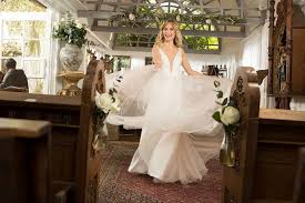 For other uses, see wedding dress. Weise Hochzeit De