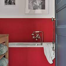 Vous pourrez donc vous inspirer de a défaut de refaire toute votre salle de bain, de simples accessoires peuvent transformer son ambiance. Du Rouge Dans La Salle De Bains 10 Photos De Salles De Bains Rouges Tendance Et Design Cote Maison