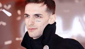 Achille lauro (born 11 july 1990) is an italian rapper and singer. Sanremo 2021 Il Gesto Inaspettato Di Achille Lauro Fa Infuriare La Rai Nessuno Baritalia News
