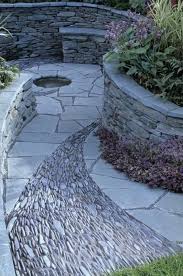 Gartengestaltung Mit Steinen Verkorpert Die Ewigkeit Garten Gartengestaltung Ummauerter Garten