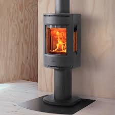 Le Poele A Bois Jotul F130 Est Un Appareil De Chauffage A Bois Compact Mais Tres Performant Il Est Ideal Pour Une Poele A Bois Poele A Bois Jotul Foyer Ferme