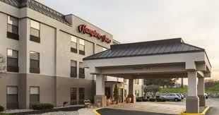 Hampton Inn Battle Creek Battle Creek Michigan Adjacent To Lakeview Square Mall This Battle Creek Michigan Hotel Off Hotel Offers Outdoor Decor Hampton Inn