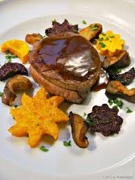 Wildes Poulet Ein Ordentliches Stuck Fleisch Rindsfilet Mit Herbstgemuse Und Pommes Allumettes Rindsfilet Gourmet Fleisch Festliches Essen