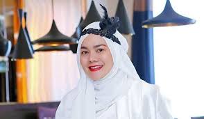 Namanya sempat ramai dibicarakan setelah mantan suaminya, faisal harris, terlibat skandal perselingkuhan dengan jennifer dunn. Sarita Abdul Mukti Pajang Foto Masa Muda Belum Berhijab Cantiknya Disebut Kalahkan Jennifer Dunn