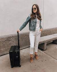 Girlmeetsgold Travel Style White Jogger Pants Outfit All White Outfit How To Wear All White Denim White Joggers Comfy Travel Outfit Fashion Travel Outfit