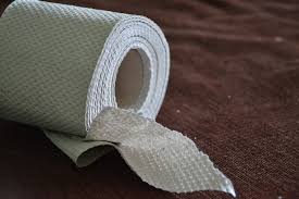 Latrines (de nos jours guère usité au singulier), toilettes (qui n'a ce sens qu'au pluriel, encore qu'on trouve parfois le singulier dans « papier (de) toilette(s) »), w.c., et jusqu'aux lieux d'aisances. Qui A Invente Le Papier Toilettes Choses A Savoir