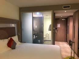 Located in the 18th arrondissement, 1.9 mi (3 km) from the. Blick In S Bad Mit Elektronischem Milchglas Effekt Per Knopfdruck Picture Of Novotel Paris Saint Denis Stade Basilique Saint Denis Tripadvisor
