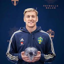 Emil forsberg scores after taking a shot that takes a wicked deflection to beat heorhiy bushchan in goal to give sweden a vital equaliser against ukraine in glasgow. Emil Forsberg Bio 2021 Update Family Fifa 21 Injury Stats Salary