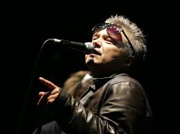 Wszyscy umarli, krajobraz z wilgą i ludzie, ta piosenka nie jest dla ciebie. Muniek Staszczyk Prezentuje Ostatni Singiel Z Albumu Syn Miasta Artysta Zdradzil W Wywiadzie Dla Eski Rock Co Dalej Z T Love Eskarock Pl