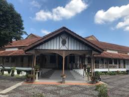 Temenggung melaksanakan tanggungjawab sebagai ketua polis dan penyelia penjara. Royal Malaysian Police Museum