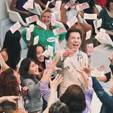 Silvio Santos jogando dinheiro pra plateia no SBT! Provavelmente, uma  caravana muito disputada: estar naquele auditório não devia ser fácil.  Morre, aos 93 anos, o maior (Jequiti) comunicador brasileiro. Em seu auge,