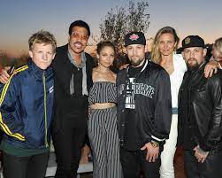 Cameron diaz and benji madden have always been a notoriously private pair, but their whirlwind romance ~ and the pieces they do choose to share ~ still makes for one of the sweetest love stories in hollywood. Joel And Benji Madden Brought Their Famous Wives To Work Photo