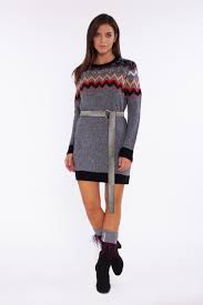 Un rever classico impreziosisce questo completo drop 6 gessato, realizzato in lana 100%. Sofia Abito Lana Jacquard Norwegian Style Joj Milano