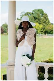 Weisser Jumpsuit Damen Mode Zum Inspirieren Hochzeitsparty Komfortable Bekleidung Beige Weste Grosser Hut Blumenstrauss Hochzeit Overall Braut Brauthut