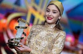 فرشته حسینی متولد سال 1367 در ایران است. ÙØ±Ø´ØªÙ‡ Ø­Ø³ÛŒÙ†ÛŒ Ø§Ø² ÙÛŒÙ„Ù… Ø¨Ø±Ø§Ø¯Ø±Ø§Ù† Ù…Ø­Ù…ÙˆØ¯ÛŒ ØªØ§ Ø³Ø±ÛŒØ§Ù„ Ù‚ÙˆØ±Ø¨Ø§ØºÙ‡ ØªØµØ§ÙˆÛŒØ±