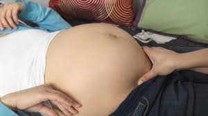 Und die zahl der ungewollt kinderlosen nimmt zu. Schwangere Mit Covid 19 Seltener Fieber Aber Mehr Fruhgeburten Br24