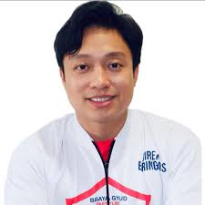 The 000X1AE acoustic-electric guitar features the 000 platforms and a  smaller body design than the traditional Dreadnought, producing full,  robust sound. Pairing the solid Sitka spruce top with mahogany-grained  high-pressure laminate (HPL)