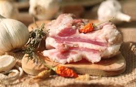 Ingredienty Salo Grudinka 1 L Vody 6 St Lozhek Soli Lavrovyj List Perec Goroshkom 3 4 Zub Chesnoka Instrukcii Berem Syruyu Grudin Idei Dlya Blyud Eda Kulinariya