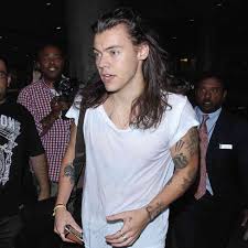 Harry styles cut his long, luscious, beautiful mane of hair and looks almost completely unrecognizable wandering around the streets of italy. Mad Respect For Harry Styles S Hair Willpower Gq