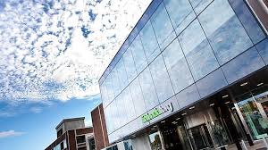 När västra frölunda landskommun år 1945 införlivades med göteborg, delades området in i åtta stadsdelar; Frolunda Torg Goteborg Skanska Se