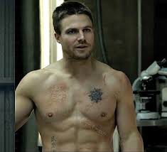 In the promotional picture for the series it shows a shirtless oliver. Green Arrow Reverie Of A Glitter Aficionado