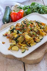 È quindi il momento giusto per godere al massimo della bontà e dei benefici della verdura di stagione, sperimentando ricette. Verdure In Padella Contorno Semplice E Gustoso Con Patate Peperoni E Zucchine Ricette Contorni Verdure Ricette