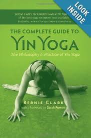 The Complete Guide To Yin Yoga The Philosophy And Practice Of Yin Yoga By Bernie Clark Sarah Powers Met Afbeeldingen Yoga Boeken Yin Yoga Herstelyoga