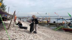 Hari operasional setiap hari, senin s/d minggu. Bem Unusa Bersih Bersih Sampah Di Pantai Kenjeran Dan Taman Suroboyo Surya