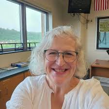 Staying accountable with Kimberly Komar has been a blessing. 😇 At this  time of year my office is filled with chocolate cookies and cakes 🙈 These  three things keep my day on