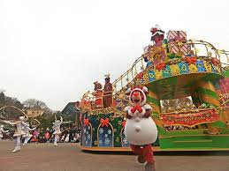 Christmas游行 最喜欢的环节 韩国规模最大的主题公园 被称之为韩国的迪士尼乐园 每个季节 会有不一样的主题 Everland 爱宝乐园