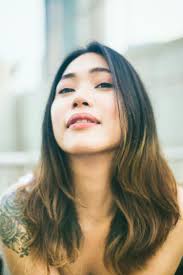 Mujer sentada en escaleras de metal blanco foto