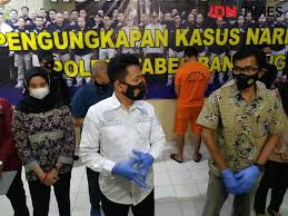 Vokalis dari band kapten bernama ahmad zaki diamankan polrestabes bandung karena kasus narkoba. Ogr4myl0owpybm