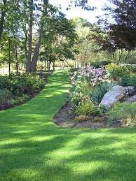 How To Build A Pathway Across A Lawn Traditional Landscape Easy Landscaping Landscape Design