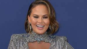 The model and cookbook author, 35, threw a hooters birthday bash for her stylist alana van deraa — and got into the party. Model Chrissy Teigen Zeigt Ihr Mysterioses Tattoo Will Sie Uns Damit Etwas Sagen