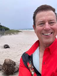 Presenter thanks attendees at the Hukilau tiki bar workshop