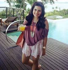 Mallika, daughter of journalist vinod dua, is opinionated and makes her voice heard through her posts. Mallika Duawe Still Can T Get Over Her Hysterical Video On Shit People Say In Sarojini Nagar And Well If That Isn T Enough She Regularly Posts Videos With Crazy Snapchat Filters On Her