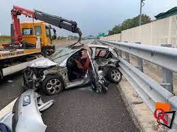 Due automobili , un furgone e un mezzo pesante che si è completamente rovesciato. Settimo Torinese Incidente Sull Autostrada A4 Coinvolte Due Vetture Un Ferito Foto Obiettivonews