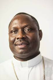 🇱🇧🇻🇦 Father celebrating Christmas Mass carrying a Kalashnikov in  Lebanon. It is unfortunately becoming more common in some parts of Lebanon  for MSLMS to attack innocent Catholic parishioners, so protecting your flock