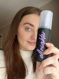 Letar du efter en settingspray som håller jullooken på plats? ✨ Då behöver  du lägga vantarna på den ultimata setting sprayen